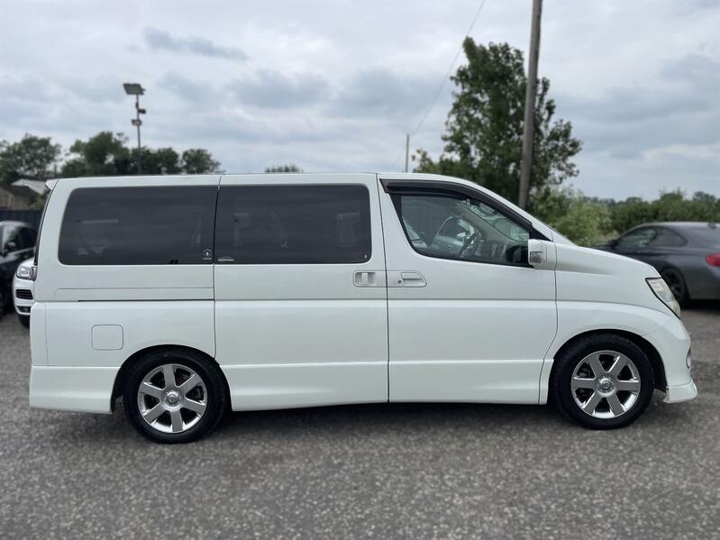 View NISSAN ELGRAND HIGHWAY STAR URBAN SELECTION 3.5 AUTOMATIC 8 SEATER 4X4