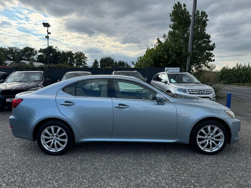 View LEXUS IS 2.2 220TD SE