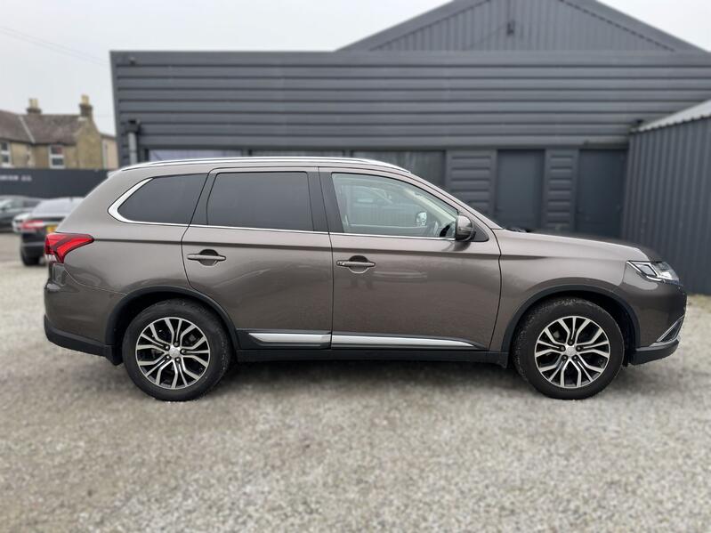 View MITSUBISHI OUTLANDER 2.2 DI-D GX4