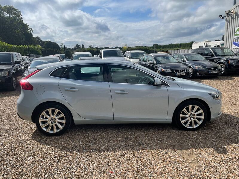 View VOLVO V40 D2 SE LUX NAV