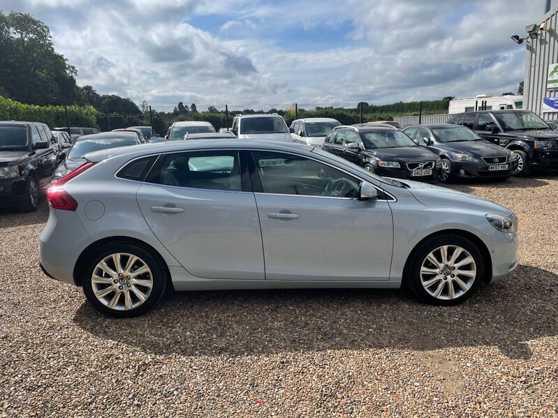 View VOLVO V40 D2 SE LUX NAV