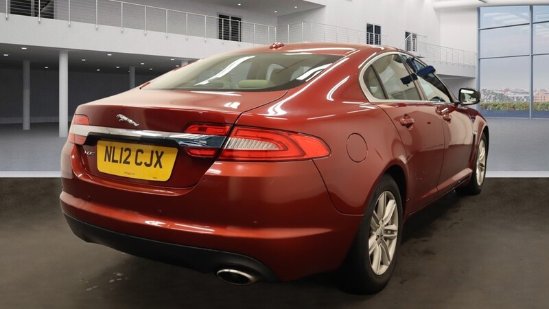 View JAGUAR XF D LUXURY